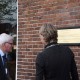 Oud gevangene H. Dijkinga en Burgemeester van Lente onthullen de plaquette in Zuidwolde