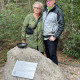 Anita, dochter van Matteus, met partner bij het monument van de Kippe